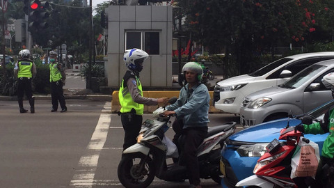 Pelanggaran lalu lintas motor di Jalan MH Thamrin. Foto: Soejono Eben Ezer Saragih/kumparan