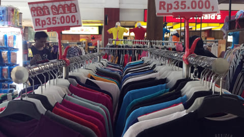 Baju Impor Bekas di Plaza Kalibata Foto: Selfy Sandra Momongan/kumparan