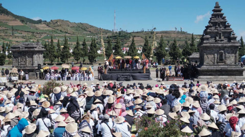 Suasana rituan pencukuran rambut anak gimbal dalam Dieng Culture Festival 2019, Jawa Tengah. Foto: Helmi Afandi/kumparan