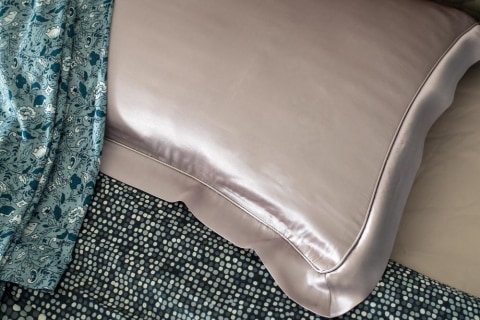 Bantal sutra dipercaya dapat membantu merawat kesehatan rambut. Foto: Shutterstock