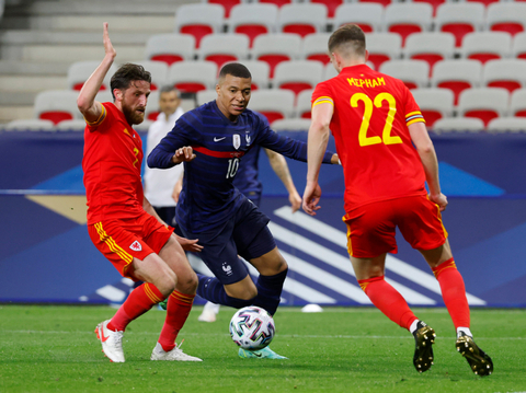 Hugo Lloris Sebut Pemain Prancis Coba Cegah Wasit Usir Bek Wales