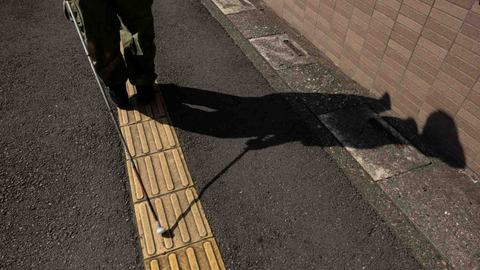 Guiding block yang digunakan untuk penyandang tunanetra. Foto: YUKI IWAMURA/AFP