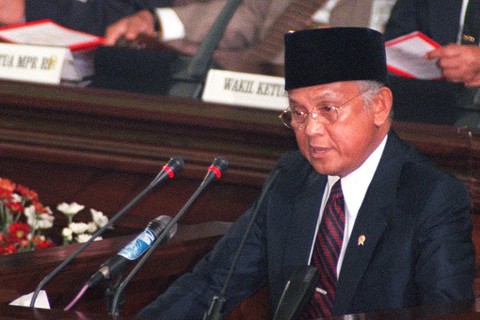 Presiden B.J Habibie menyampaikan pidato pertanggungjawaban saat Sidang umum MPR di Jakarta pada 14 Oktober 1999.  Foto: OKA BUDHI/AFP