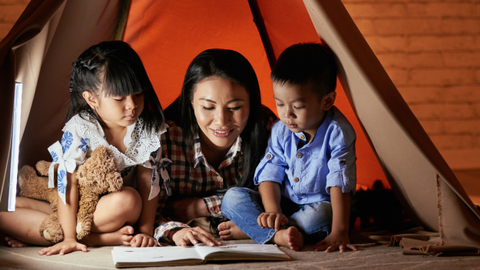 Ilustrasi Membacakan Dongeng Si Kancil Singkat pada Anak. Foto: Shutter Stock