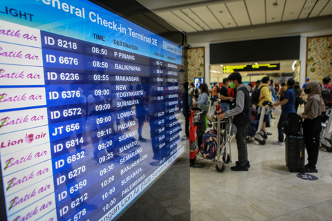 Calon penumpang pesawat mengantre saat lapor diri di Terminal 2 Bandara Soekarno Hatta, Tangerang, Banten, Rabu (5/5).  Foto: Fauzan/ANTARA FOTO