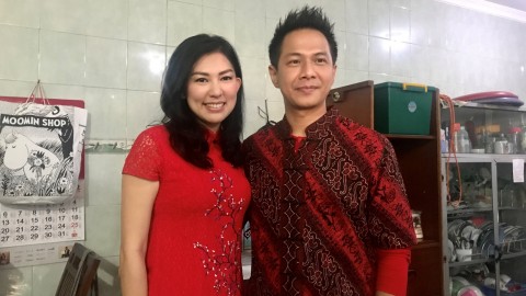 Delon ajak istri, Aida, rayakan Imlek di rumah ibunya di kawasan Jakarta Barat, Sabtu (25/1). Foto:  Regina Kunthi Rosary/kumparan