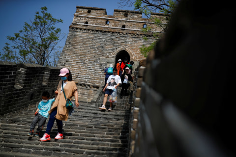 Wisatawan mengunjungi Tembok Besar China pada hari libur Hari Buruh di Beijing, Kamis (1/5). Foto: REUTERS / Thomas Peter