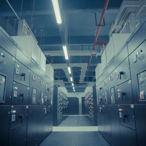 Ilustrasi Data Center (Portrait)