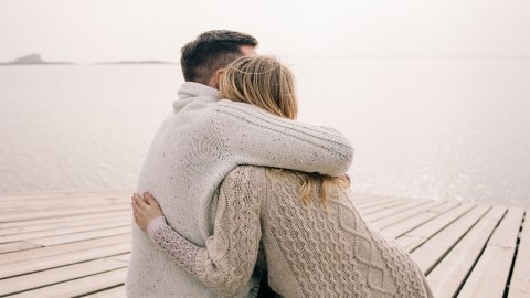 Ilustrasi pelukan. Foto: Shutterstock