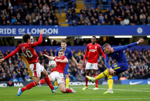 Aksi Ross Barkley dalam laga Chelsea kontra Nottingham Forest di Piala FA. Foto: Action Images via Reuters/John Sibley