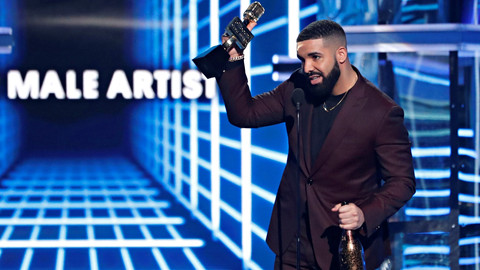 Penyanyi Drake menerima penghargaan untuk Artis Pria Top Billboard Awards Foto: Reuters/Mario Anzuoni