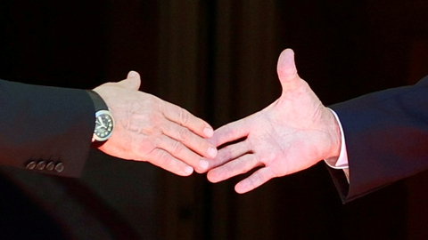 Ilustrasi jabat tangan. Foto: REUTERS/Denis Balibouse/Pool