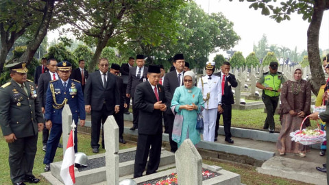 Jk Ziarah Dan Tabur Bunga Di Makam Ahmad Yani Hingga A H Nasution Kumparan Com