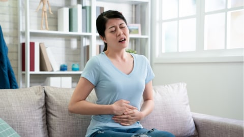 Ilustrasi ibu menyusui sakit diare. Foto: Shutterstock