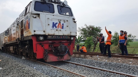 Kereta api jarak jauh mulai bisa melewati lajur kereta yang terdampak banjir di antara Stasiun Kedunggedeh dan Lemah Abang. Foto: Dok. KAI