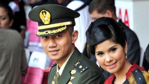 Agus Harimurti Yudhoyono (kiri) bersama istrinya Anissa Larazat. Foto: Romeo Gacad/AFP
