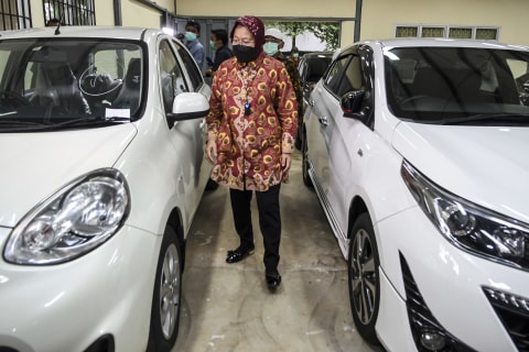 Foto: Kemensos Lelang Rolls Royce hingga Emas, Hasilnya untuk Korban Bencana