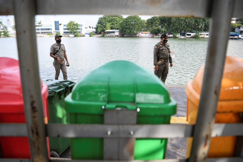 Petugas Satpol PP melakukan patroli di kawasan Danau Sunter Timur yang tengah ditutup sementara di Jakarta, Kamis (24/6/2021). Foto: Hafidz Mubarak A/Antara Foto