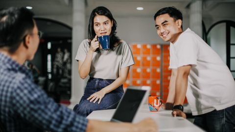 Ilustrasi generasi millenial bekerja di kantor. Foto: Aditia Noviansyah/kumparan