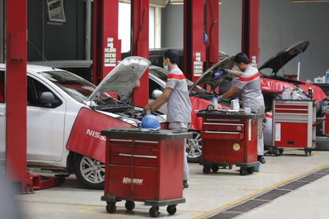 Beberapa mekanik Nissan sedang melakukan perawatan kendaraan Foto: dok. Nissan Indonesia