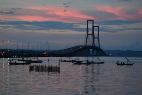 Sisi timur Jembatan Suramadu, Jawa Timur. Foto: ANTARA FOTO/Zabur Karuru