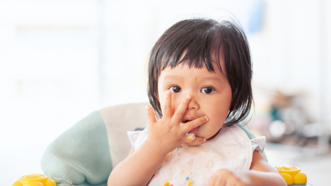 Ilustrasi bayi makan sendiri. Foto: Shutter Stock