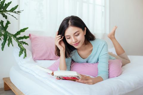 Ilustrasi Perempuan Baca Buku. Foto: Shutter Stock