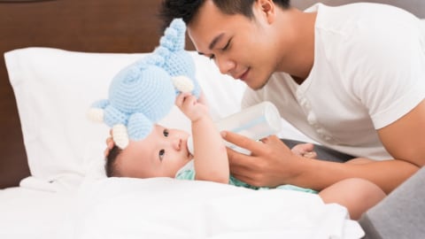 Ilustrasi Ayah memberi susu pada bayi Foto: Shutterstock