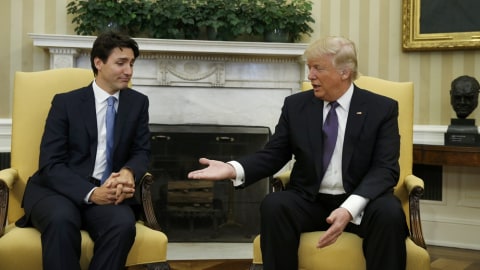 Justin Trudeau dan Donald Trump di Gedung Putih. Foto: Kevin Lamarque/Reuters
