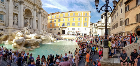 Padatnya wisatawan yang berkunjung ke Trevi Fountain di Roma Foto: Shutter Stock