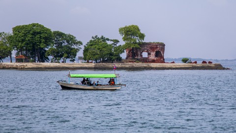 Sejumlah wisatawan saat berlibur di dekat Pulau Onrust, Kepulauan Seribu, Jakarta. Foto: Aditia Noviansyah/kumparan