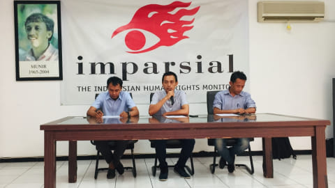 (kiri ke kanan) Koordinator Peneliti Imparsial, Ardi Manto, Ketua Imparsial, Al Araf, Wakil Direktur Imparsial, Gufron Mabruri. Foto: Muhammad Darisman/kumparan