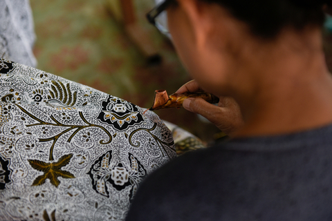 Ilustrasi pengrajin yang sedang membuat batik Kampung Batik Laweyan Foto: Shutter Stock