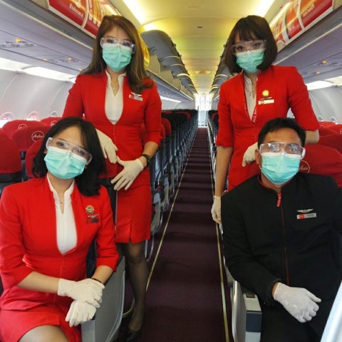 Penerapan protokol kenormalan yang baru pramugari AirAsia pasca PSBB. Foto: Instagram @airasia_bhsindonesia
