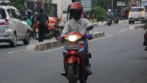 Ilustrasi pengendara motor menggunakan sarung tangan. Foto: Irfan Adi Saputra/kumparan