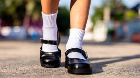 Tips Memilih Sepatu Sekolah Untuk Anak Kumparan Com