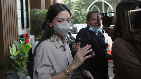 Ririn Dwi Ariyanti usai menghadiri sidang perceraian di Pengadilan Agama Jakarta Selatan, Jakarta, Kamis, (30/9).
 Foto: Ronny