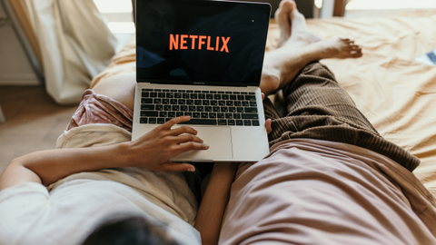 Ilustrasi Suami dan Istri Nonton Netflix. Foto: Shutter Stock