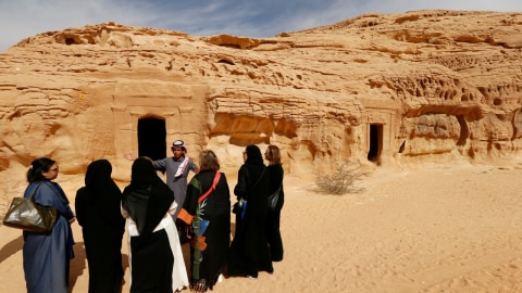 Wisatawan di situs pemakaman kuno Madain Saleh di kota Al-Ula, Arab Saudi. Foto: REUTERS/Faisal Al Nasser