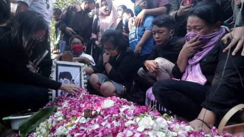 Main Di Film Sobat Ambyar Asri Welas Hatiku Ambyar Kehilangan Mas Didi Kempot Kumparan Com Asri welas nangis di konferensi pers film sobat ambyar, teringat mendiang didi kempot please subscribe main di film sobat ambyar asri welas