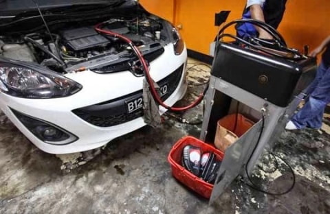 Menggunakan mesin ATF-Charger untuk kuras oli transmisi Foto: dok. istimewa