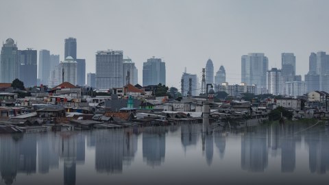 Deretan gedung bertingkat di kawasan Petamburan, Jakarta. Foto: Antara/Aprillio Akbar