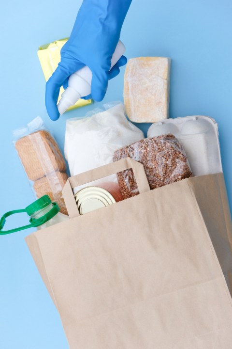 Ilustrasi membersihkan bahan pangan dengan disinfektan Foto: dok.Shutterstock