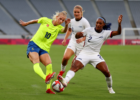 Sofia Jakobsson dari Swedia duel dengan Crystal Dunn dari Amerika Serikat pada pertandingan Olimpiade Tokyo 2020 di Stadion Tokyo, Tokyo, Jepang. Foto: Edgar Su/Reuters