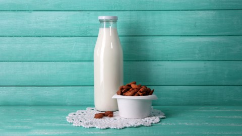 Ilustrasi susu almond. Foto: Shutterstock