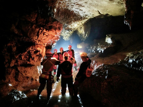 Wisatawan saat melakukan wisata susur gua di dalam gua karst Foto: Dok. Istimewa