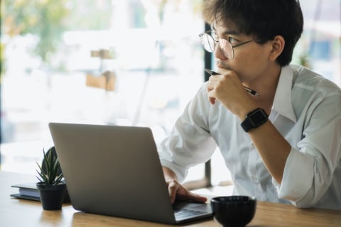 com-Ilustrasi Melihat Review di Internet Foto: Shutterstock