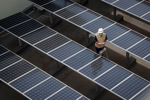 Petugas merawat panel surya yang terpasang di atap Gedung Direktorat Jenderal (Dirjen) EDSM, Jakarta, Rabu (24/3). Foto: Aditya Pradana Putra/Antara Foto