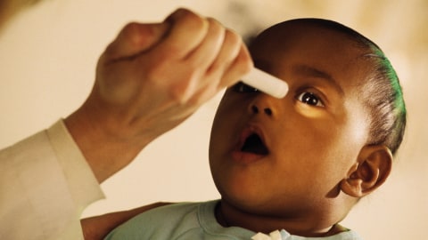 Ilustrasi dokter memeriksa mata bayi Foto: Thinkstock