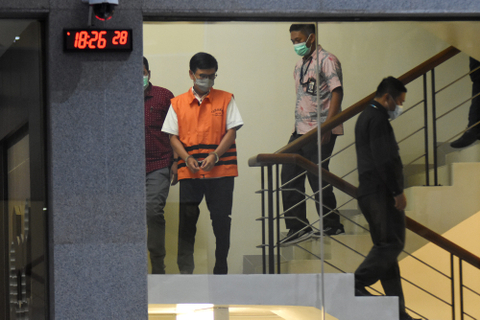Tersangka mantan Direktur Utama Perumda Pembangunan Sarana Jaya (PDPSJ) Yoory C. Pinontoan (kiri) mengenakan rompi tahanan di Gedung Merah Putih KPK, Jakarta, Kamis (27/5/2021). Foto: Indrianto Eko Suwarso/Antara Foto